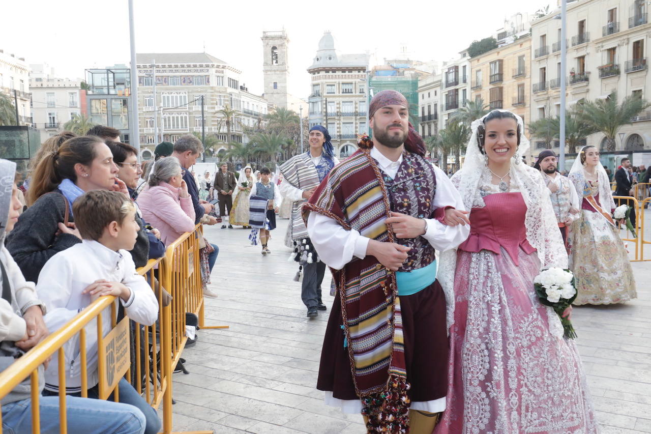 Los falleros desfilan por la Plaza de la Reina en la Ofrenda de las Fallas 2023