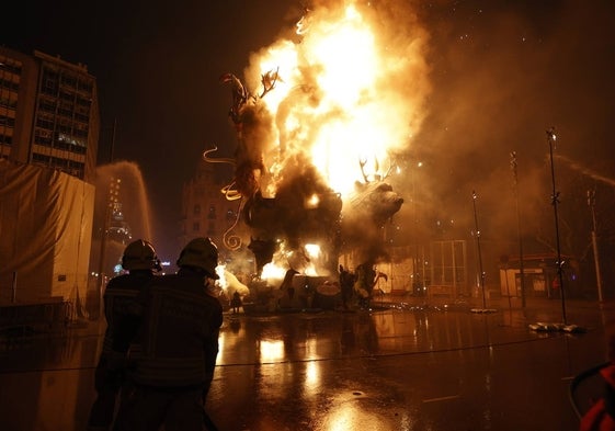 Cremà de la falla del Ayuntamiento del año pasado.