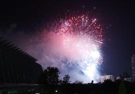 Castillo de fuegos artificiales en su nueva ubicacion frente al Palau de Les Arts