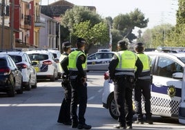 Imagen de archivo de un grupo de policías locales.