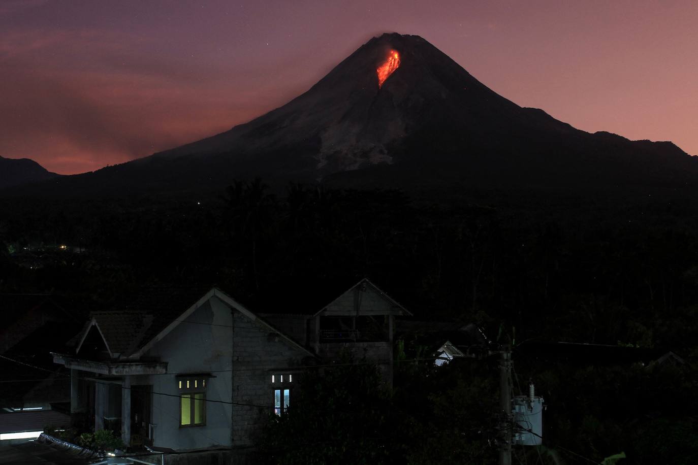 Las impactantes imágenes de la erupción del volcán Merapi, en Indonesia