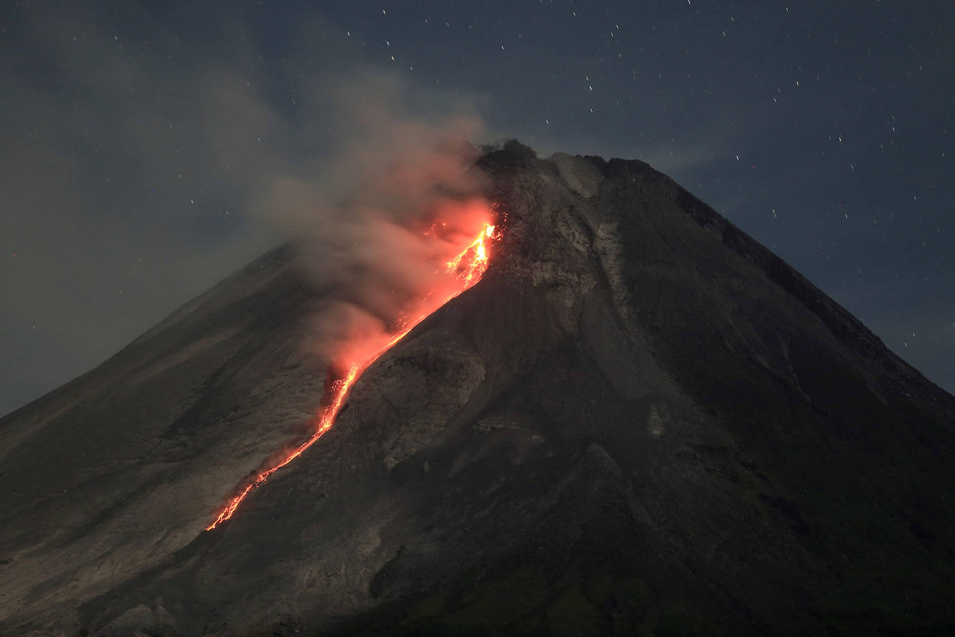 Las impactantes imágenes de la erupción del volcán Merapi, en Indonesia