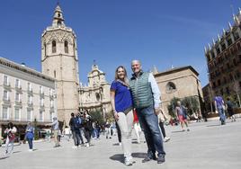 Vanessa Lerma y Félix Crespo en la plaza de la Reina, donde está ubicada la comisión de la que fue fallera mayor en 2003.