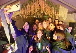 Un grupo de jóvenes en la carpa de la falla Matías Perelló.