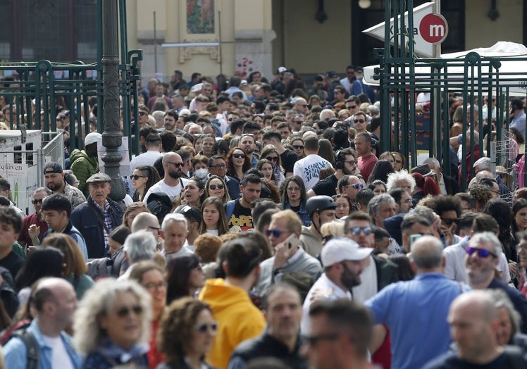 De la estación del Norte salían auténticas riadas de gente.