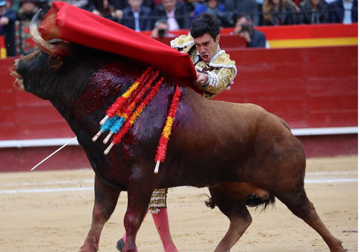 Tomás Rufo, en un pase de pecho al primero de su lote al que cortó una oreja.