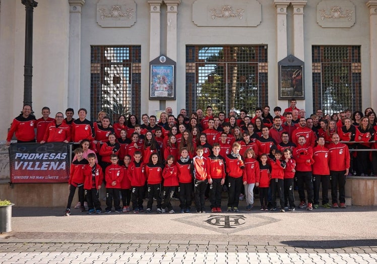 Varios representantes durante una convivencia.