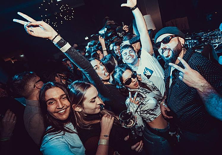 Imagen principal - Las fiestas de Palau Alameda y Bresh Party, en el Centre del Carme, un éxito de público.