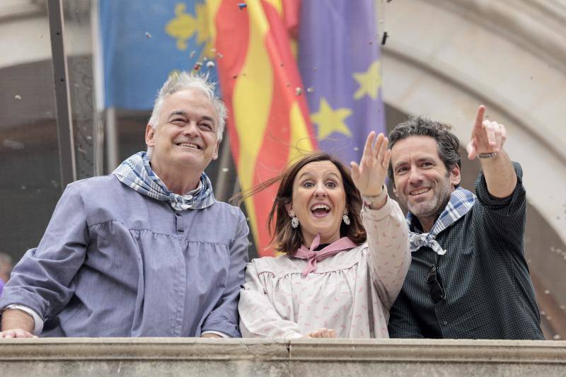 El vicesecretario de Cultura del PP, Borja Sémper (d) , el vicesecretario Institucional, Esteban González Pons (i) , y la candidata a la alcaldía de València, María José Catalá, saludan desde el balcón del Ayuntamiento donde acudieron para presenciar la mascletá de fallas.