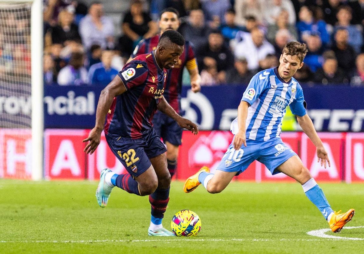 Mohamed Bouldini conduce el balón durante el partido contra el Málaga.