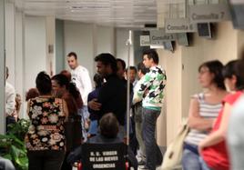 Pacientes en la sala de espera de un centro de salud.