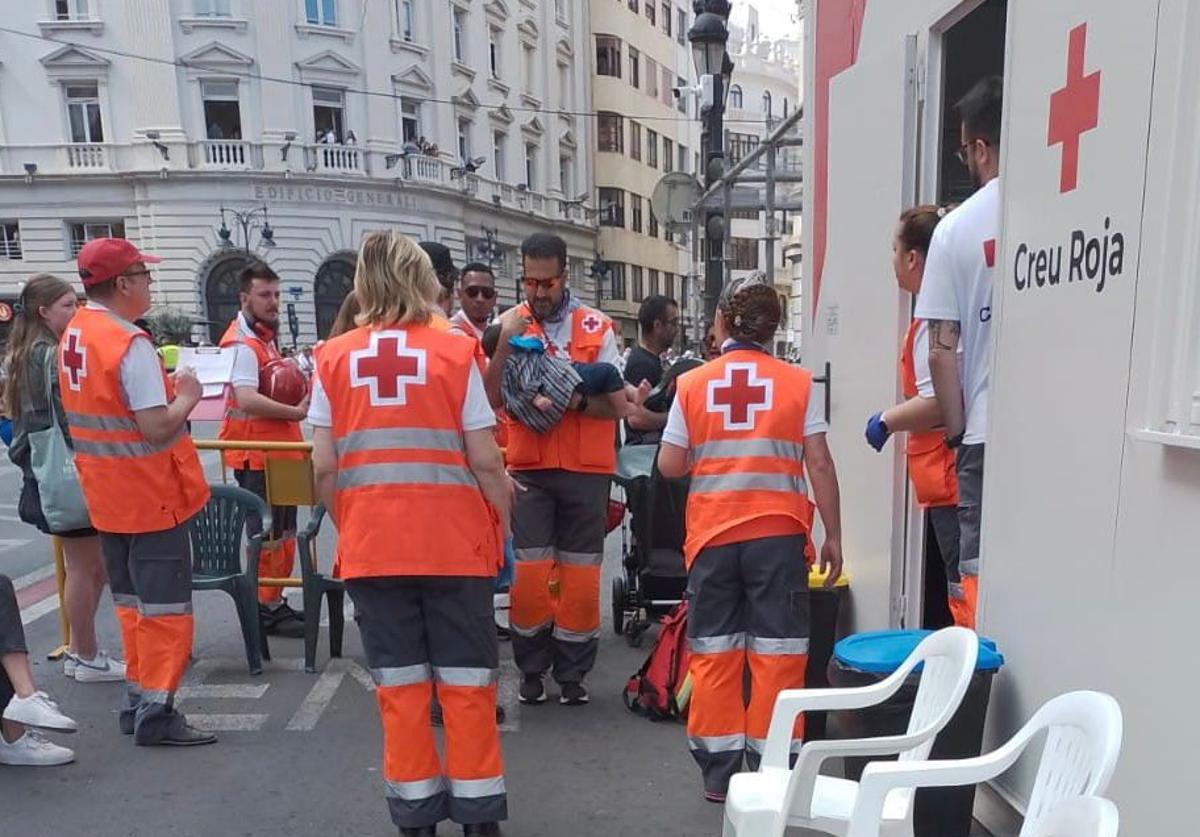 Voluntarios de Cruz Roja atienden a un niño durante la mascletà.