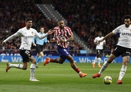 Eray Cömert quitando un balón en defensa ante Memphis Depay.