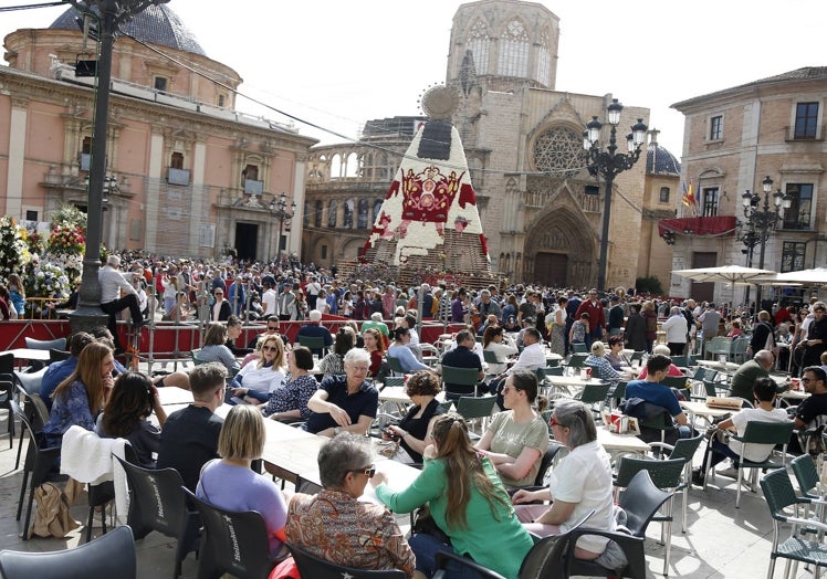 Terrazas repletas en la plaza de la Virgen durante la mañana de este sábado.