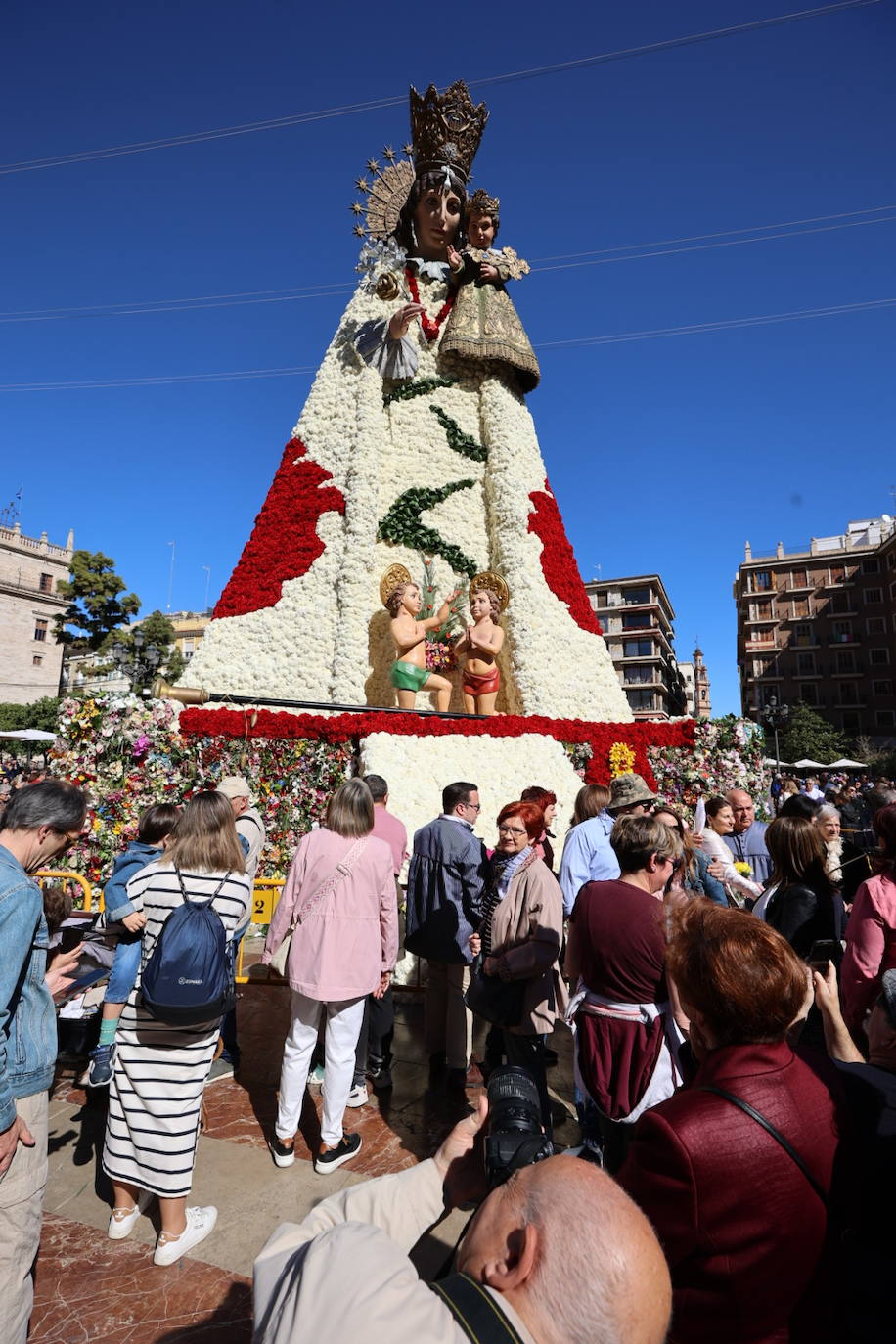 Los valencianos ya disfrutan del manto de la Madre de Déu