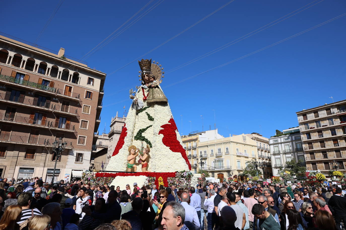 Los valencianos ya disfrutan del manto de la Madre de Déu