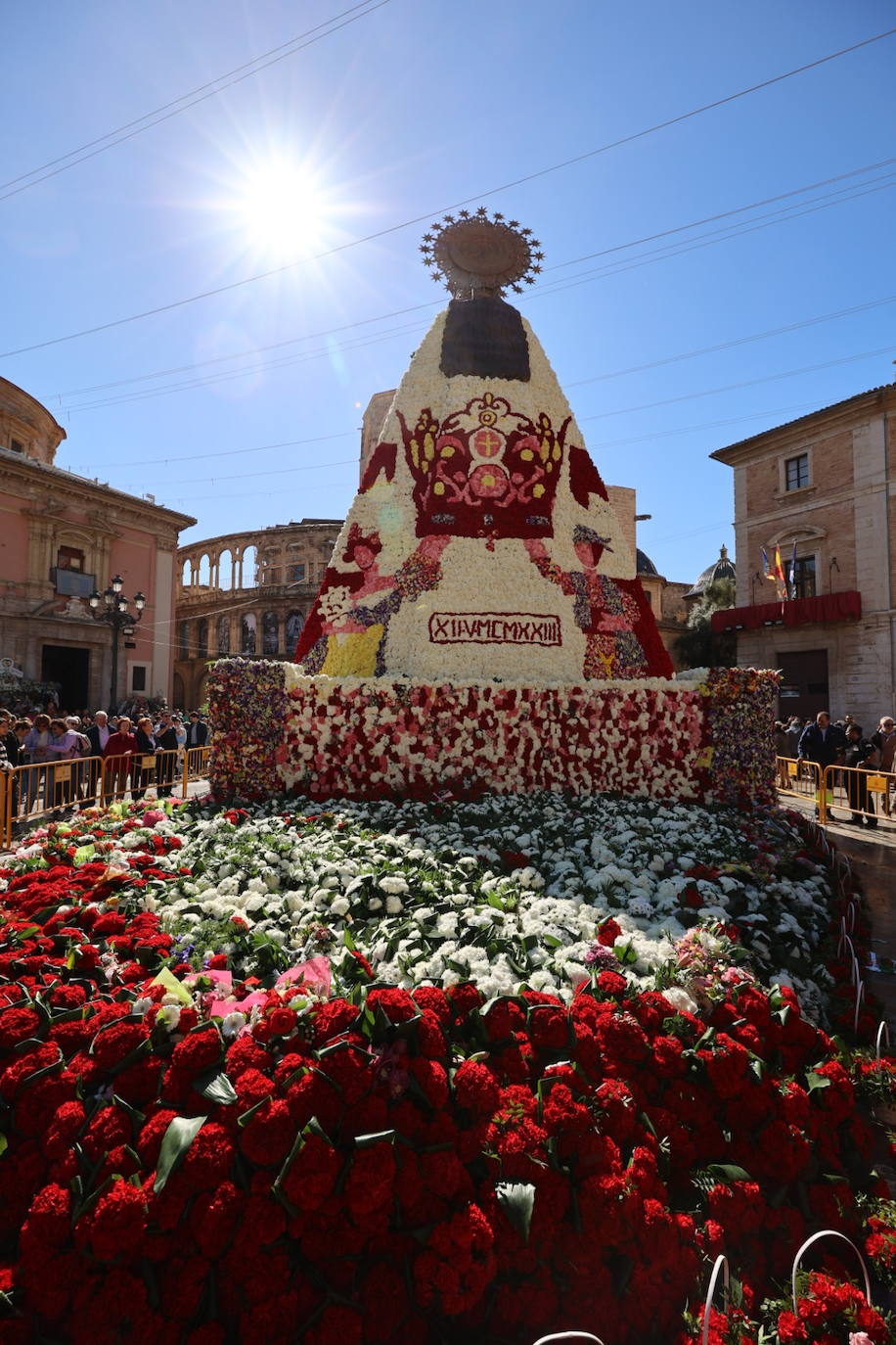 Los valencianos ya disfrutan del manto de la Madre de Déu