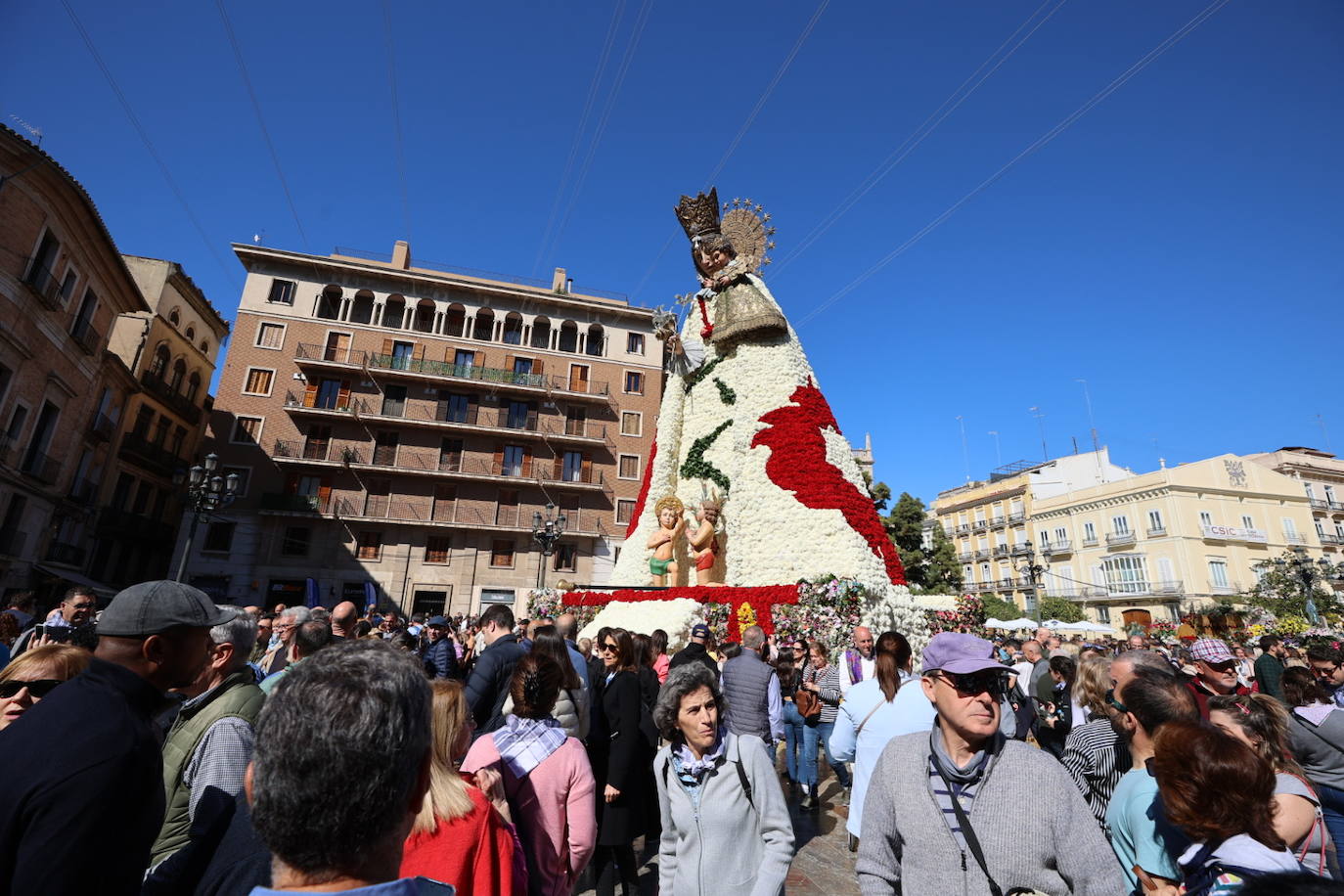 Los valencianos ya disfrutan del manto de la Madre de Déu