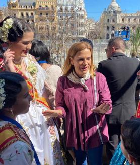 Imagen secundaria 2 - Los invitados al balcón del Ayuntamiento en la última mascletà: de Blanca Paloma a Macarena Olona