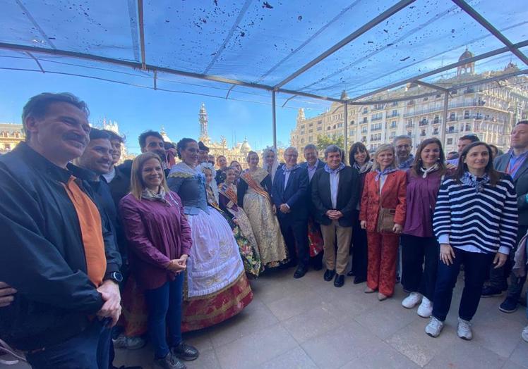 Imagen principal - Los invitados al balcón del Ayuntamiento en la última mascletà: de Blanca Paloma a Macarena Olona