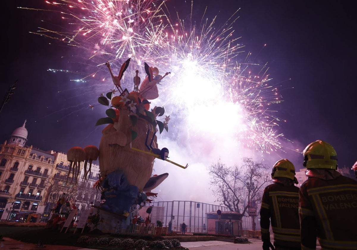 Castillo previo a la cremà de la falla municipal.