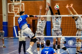 El equipo valenciano defendiendo un ataque del rival.