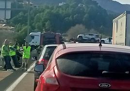 El camión bloquea la carretera.