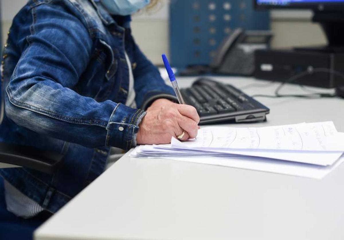 Una empleada pública durante su jornada laboral, en la oficina de la Agencia Estatal de la Administración Tributaria.