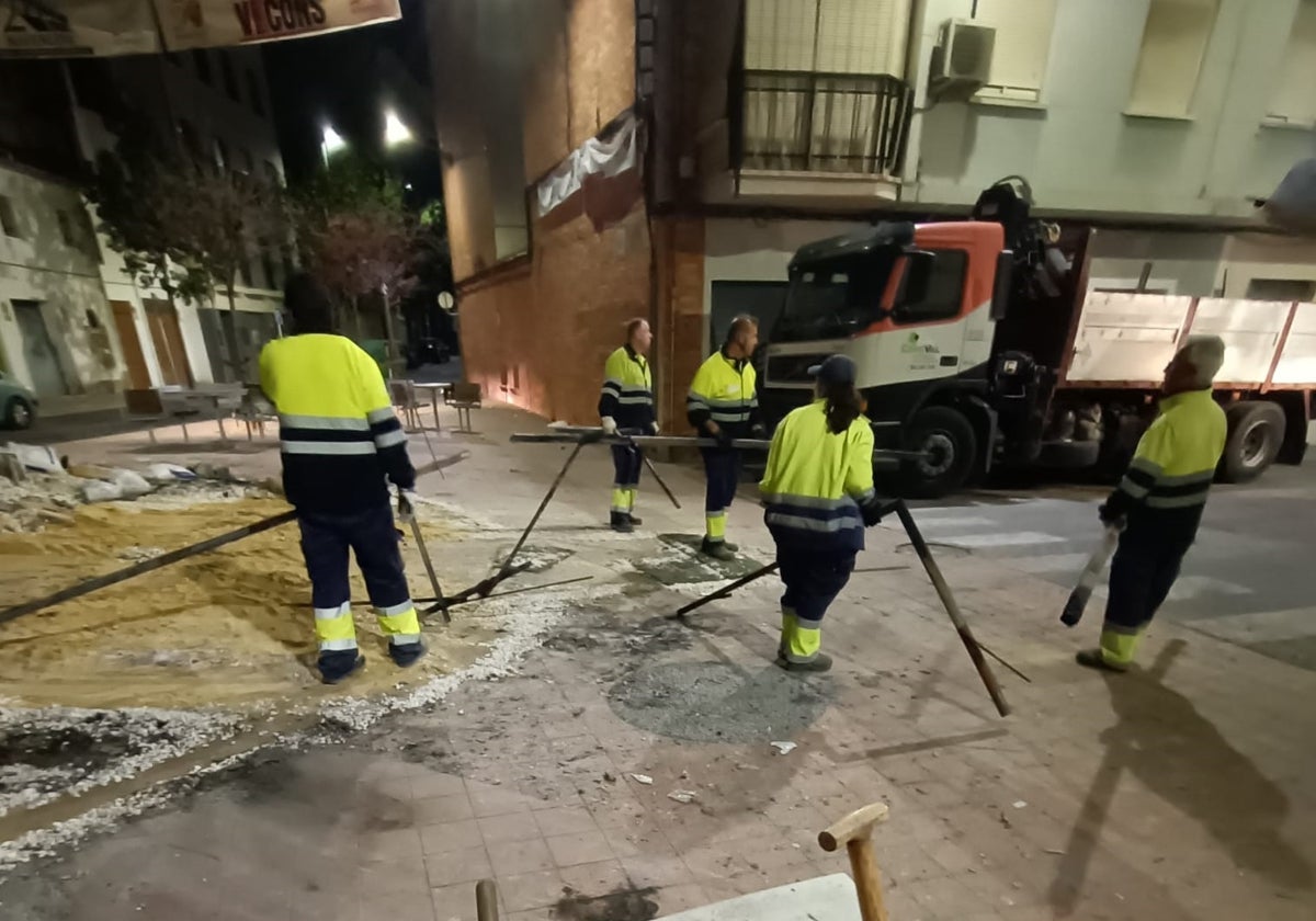 Operarios en la retirada de residuos tras la Cremà.