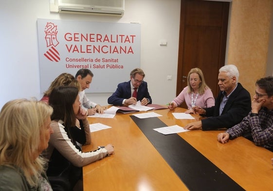 El conseller de Sanidad, Miguel Mínguez, con los representantes sindicales.