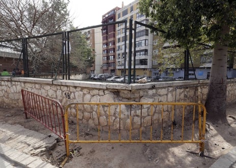 Imagen secundaria 1 - Un colegio de Valencia alerta del riesgo de caída del muro que rodea las instalaciones