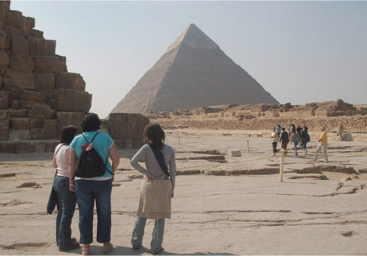 Turistas contemplan las pirámides de Egipto.