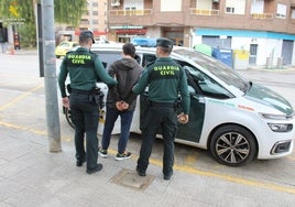 La Guardia Civil, con uno de los detenidos.