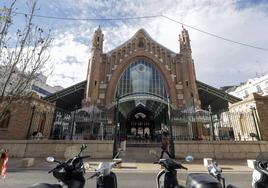 Uno de los accesos del Mercado de Colón, en la calle Conde Salvatierra.