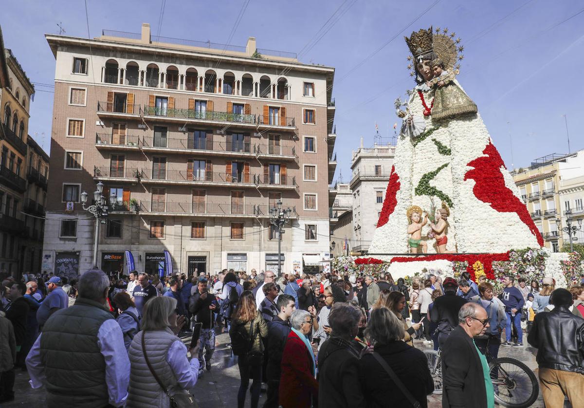 La plaza de la Virgen llena para ver a la Geperudeta.