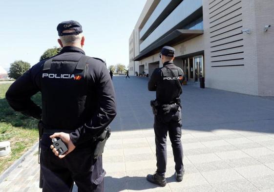 La Policía Nacional, a las puertas de la Audiencia de Castellón.