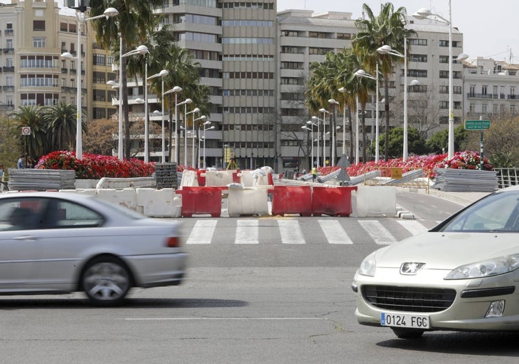 Desvío de tráfico para que no accedan los coches al puente de las Flores.