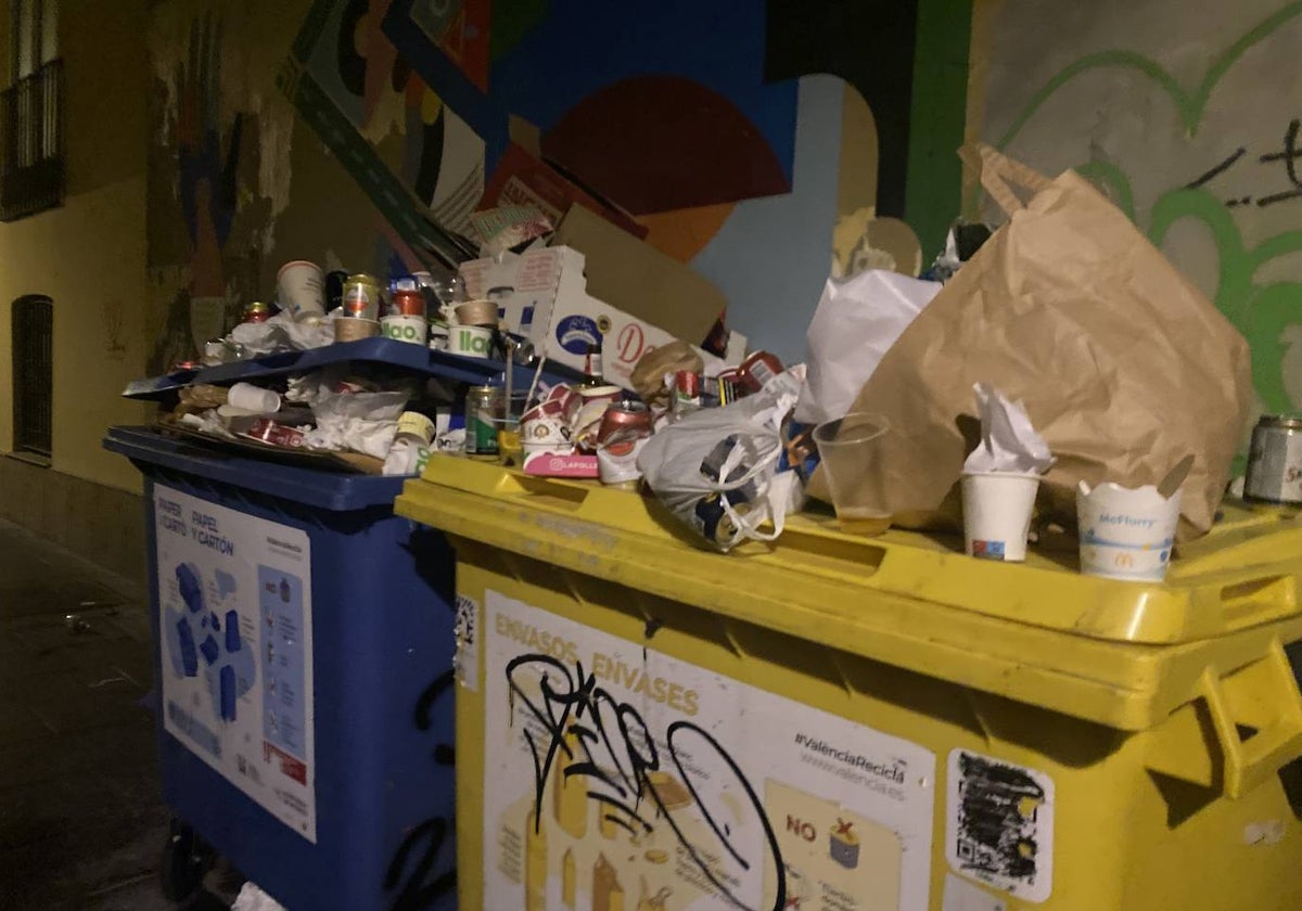 Contenedores rodeados de basura, en el centro de Valencia.