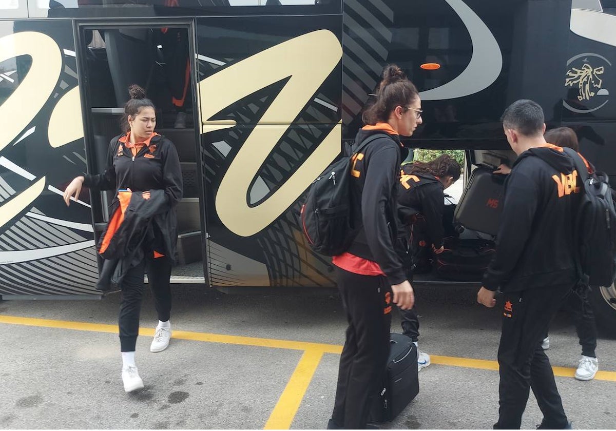 Las jugadoras del Valencia Basket, a su llegada al hotel de Schio.