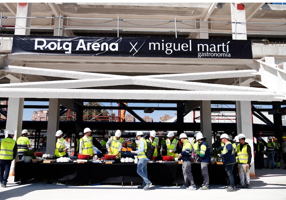 Trabajadores del Roig Arena, durante la comida en el segundo piso del recinto.