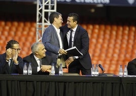 Aurelio Martínez y Amadeo Salvo se abrazan en Mestalla.