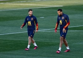 José Luís Gayà disputando un entrenamiento con la selección española.