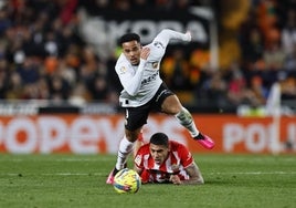 Justin Kluivert jugando ante el Almería en Mestalla, durante el partido de ida.