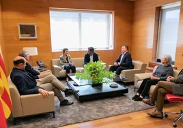 Representantes de la UV y del Ayuntamiento de Ontinyent, en la reunión.