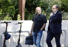 Francis Pugi y su abogado, en las puertas de la Ciudad de la Justicia.