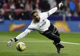 Giorgi Mamardashvili, en el calentamiento del partido ante el Atlético de Madrid.