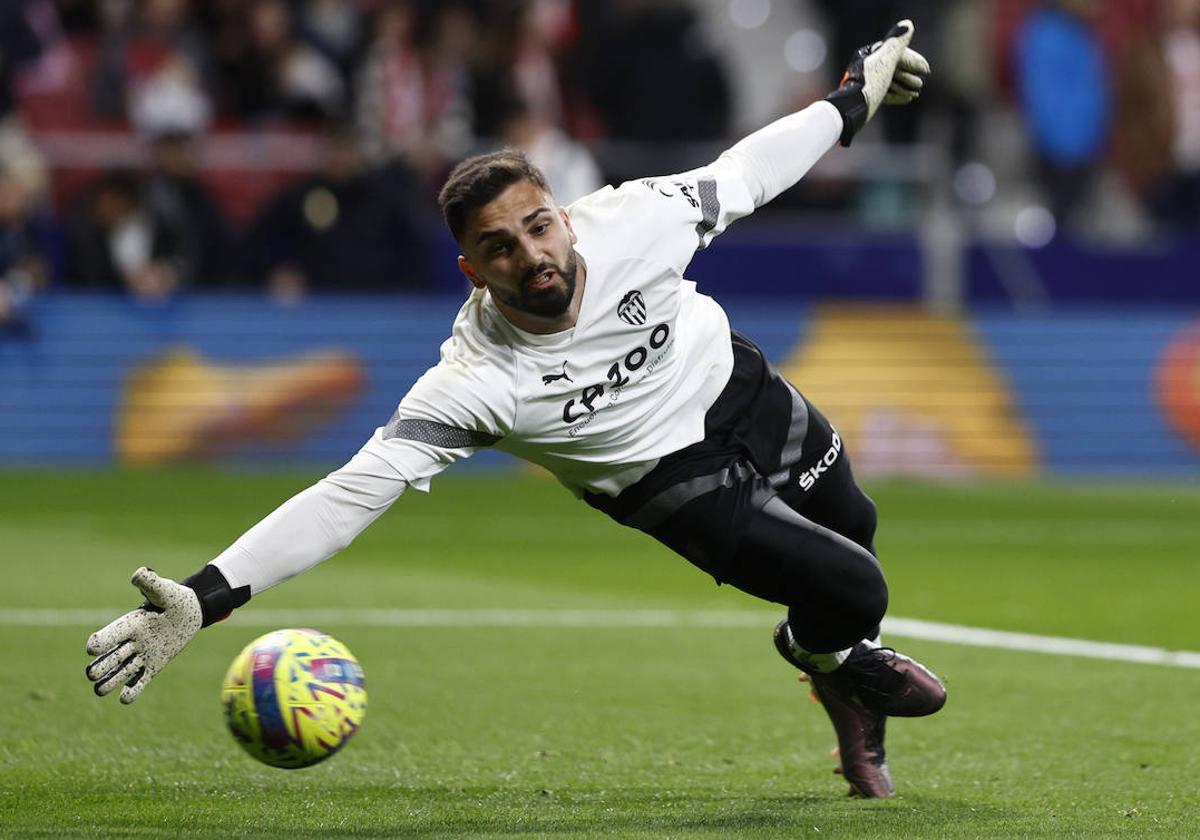 Giorgi Mamardashvili, en el calentamiento del partido ante el Atlético de Madrid.