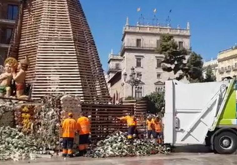 Las flores de la Ofrenda, del manto de la Virgen al camión de la basura