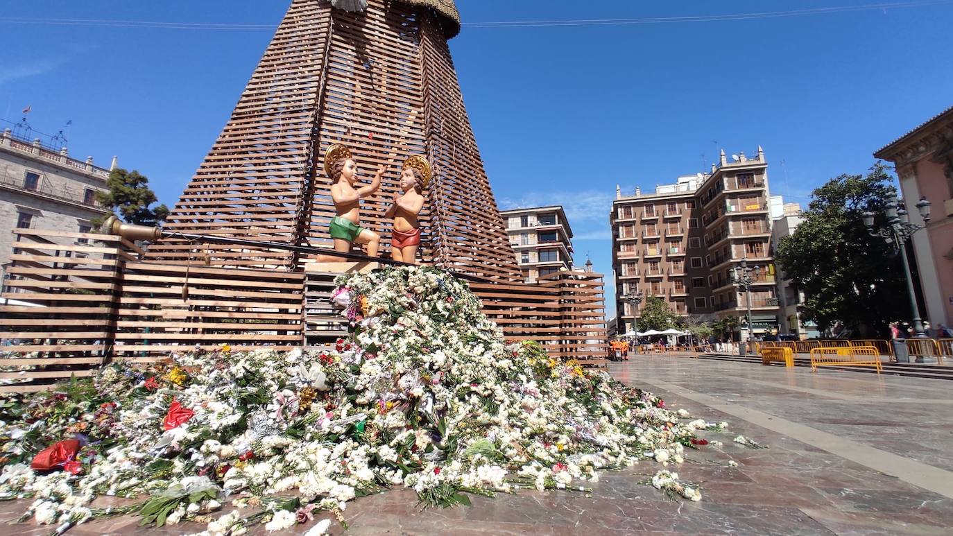 Adiós al manto de la Mare de Déu de las Fallas 2023