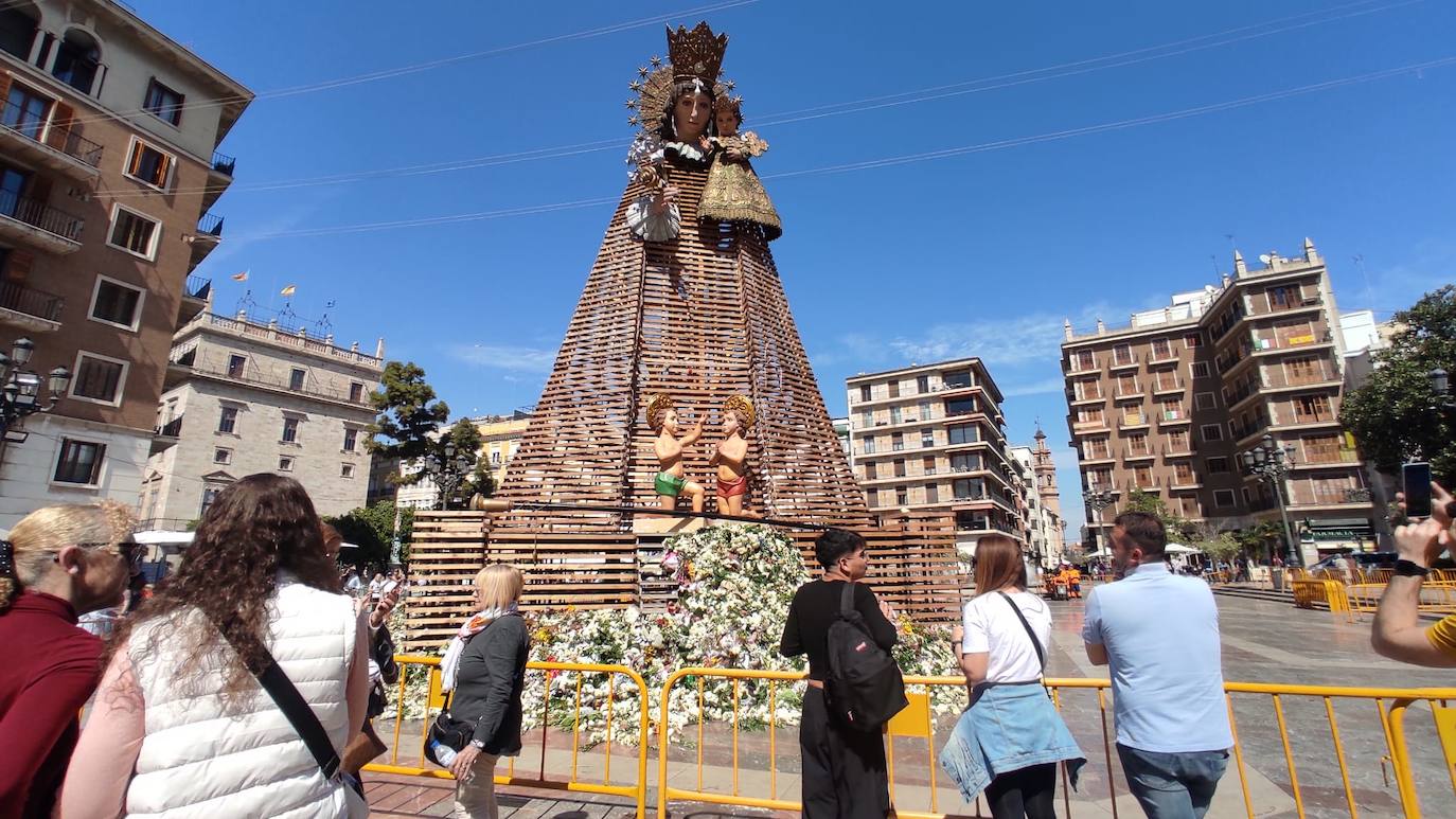 Adiós al manto de la Mare de Déu de las Fallas 2023